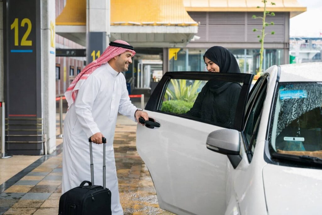 سيارة أجرة مريحة لخدمة سيارات الأجرة من المدينة إلى مكة المكرمة